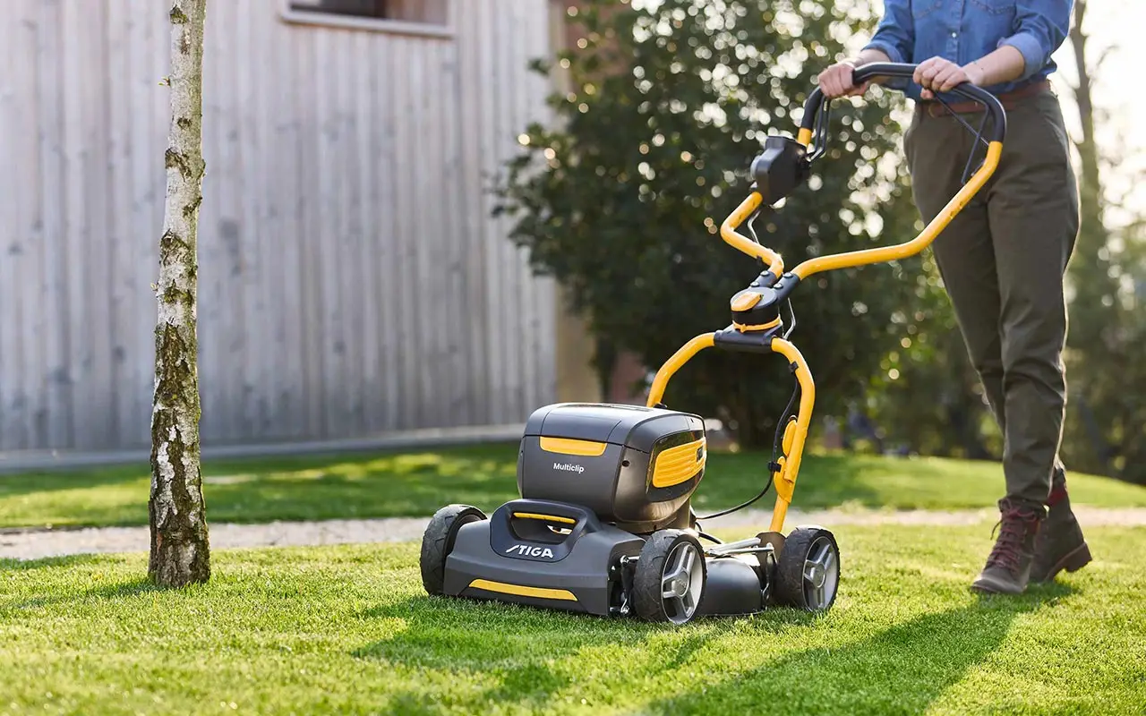 Non stai arieggiando il prato correttamente: ecco il momento esatto per bucarlo