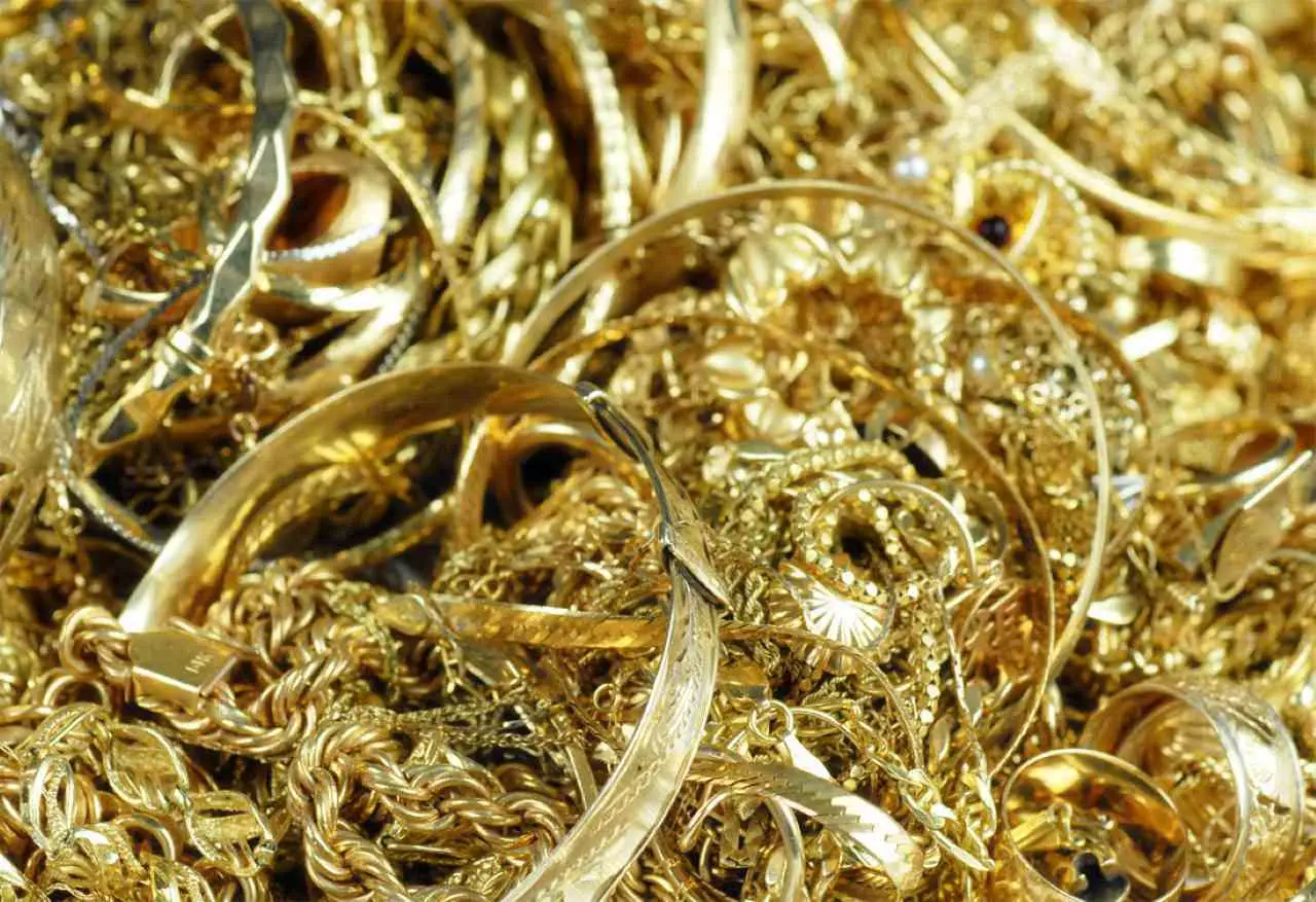 Vai a vendere l’oro? Ecco quanto ti pagano davvero al grammo e quanto ci guadagnano