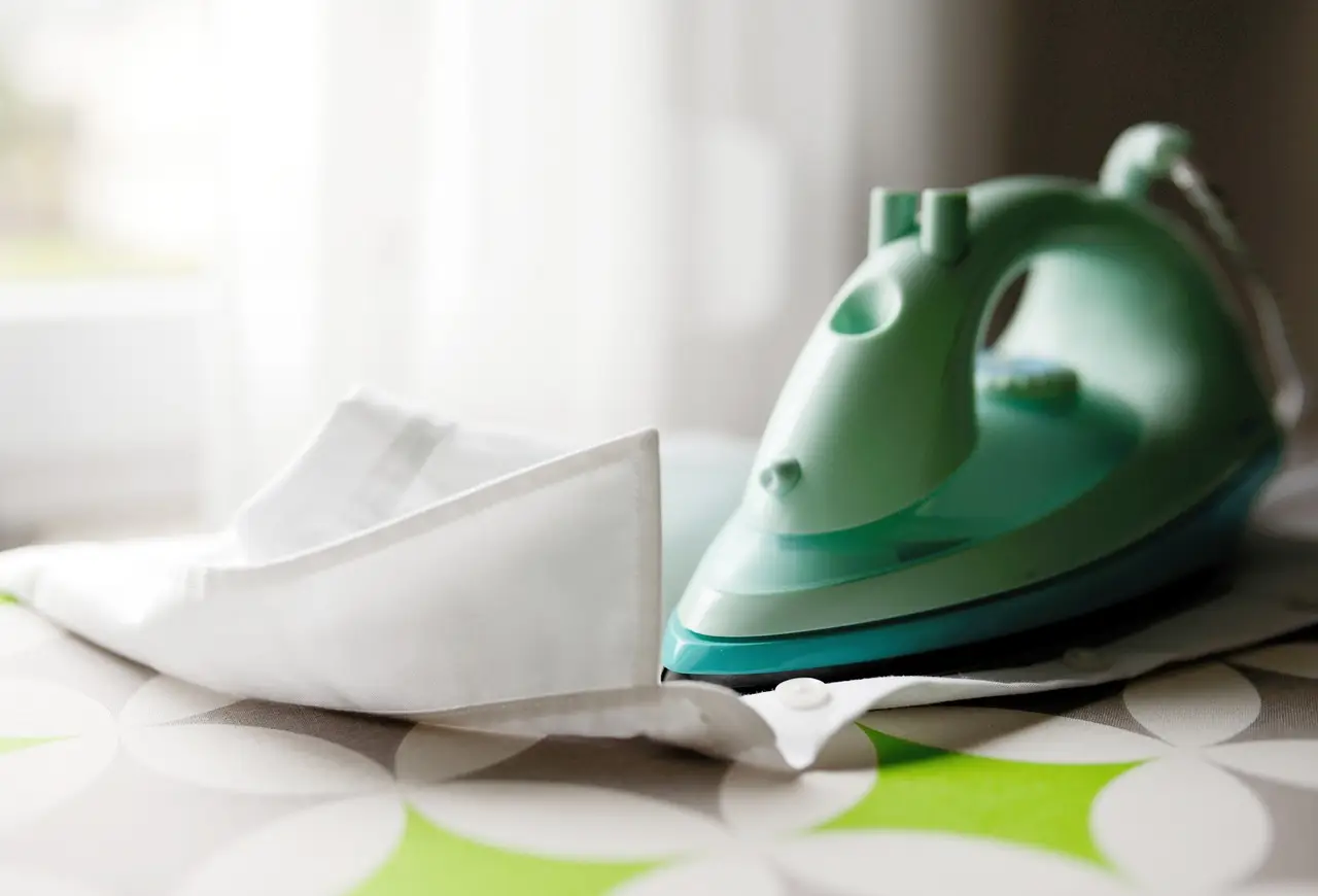 Il trucco geniale per stirare perfettamente senza asse: ecco le superfici alternative che funzionano