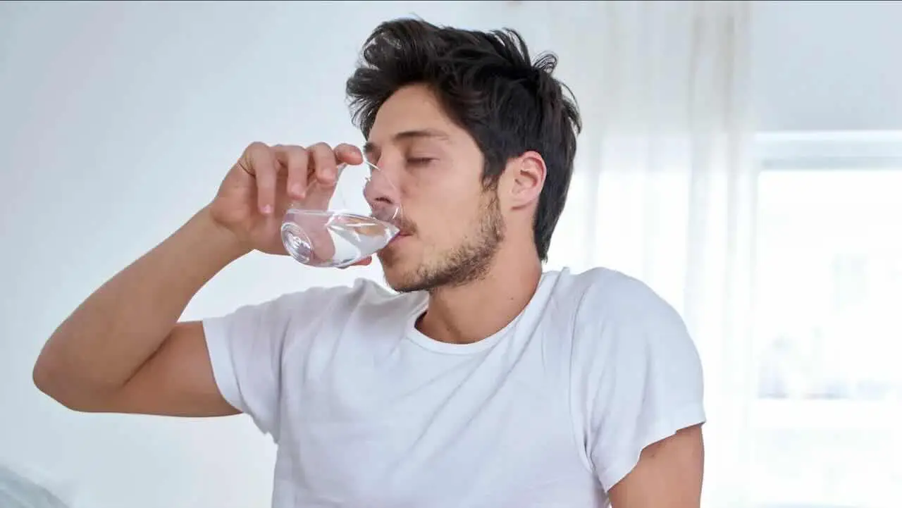 Allerta idratazione e cuore: ecco cosa succede se bevi troppa acqua in poco tempo